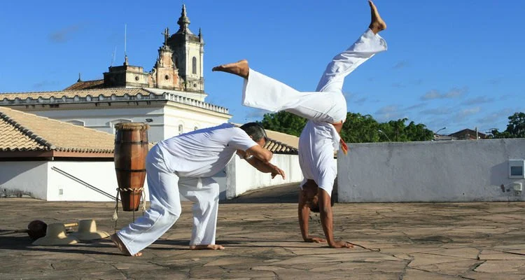 o que diferencia a capoeira das outras lutas