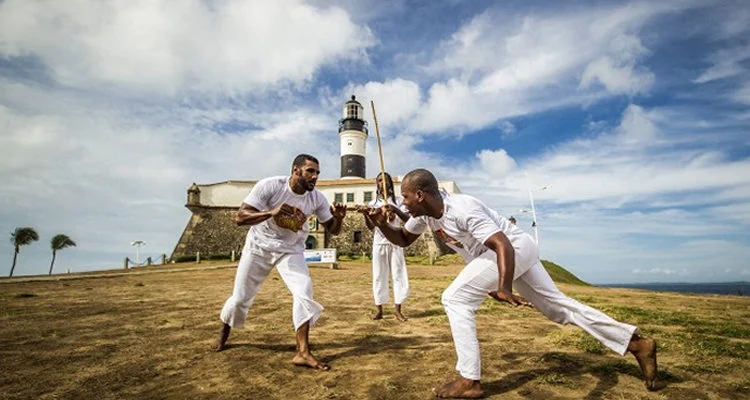 qual a influência da capoeira na cultura brasileira